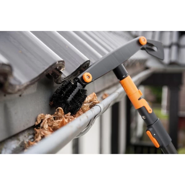 Fiskars QuikFit Dachrinnenreiniger, Besen – Bild 2